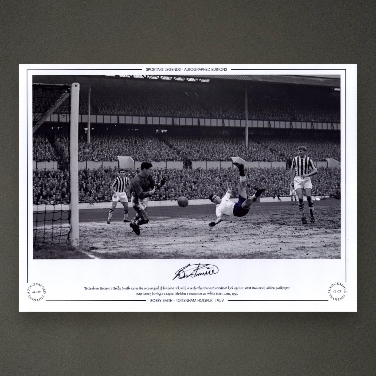 Framed Bobby Smith - TOTTENHAM HOTSPUR Signed Photo £39.99 16X201