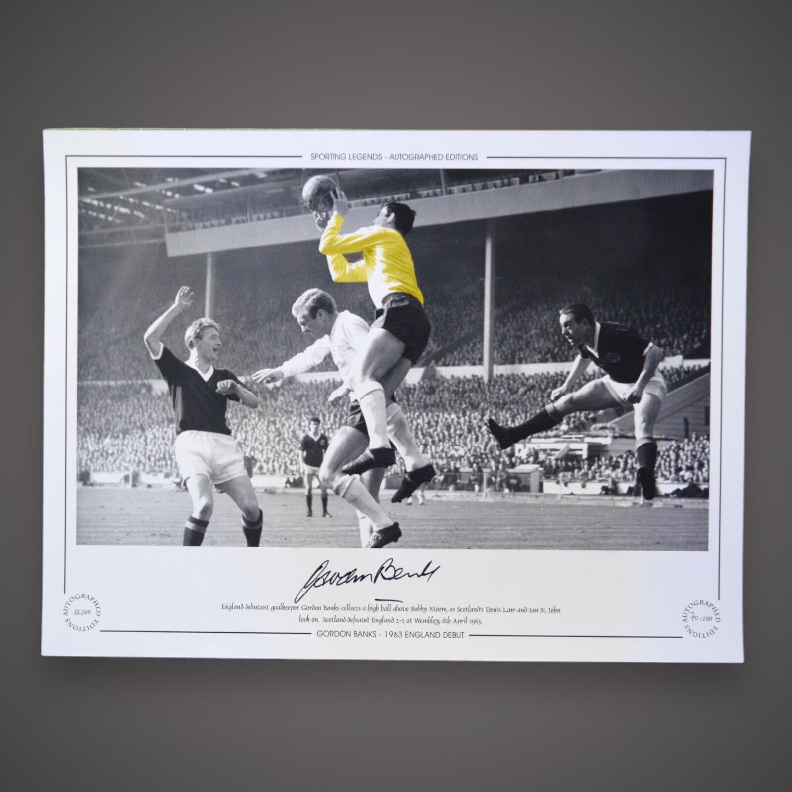 Gordon Banks Of England Lovely Signed Action Shot With  COA £300