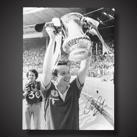 Framed Fantastic Liam Brady Signed 16x12 Photo1