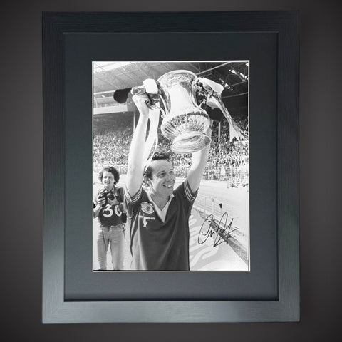 Framed Fantastic Liam Brady Signed 16x12 Photo0
