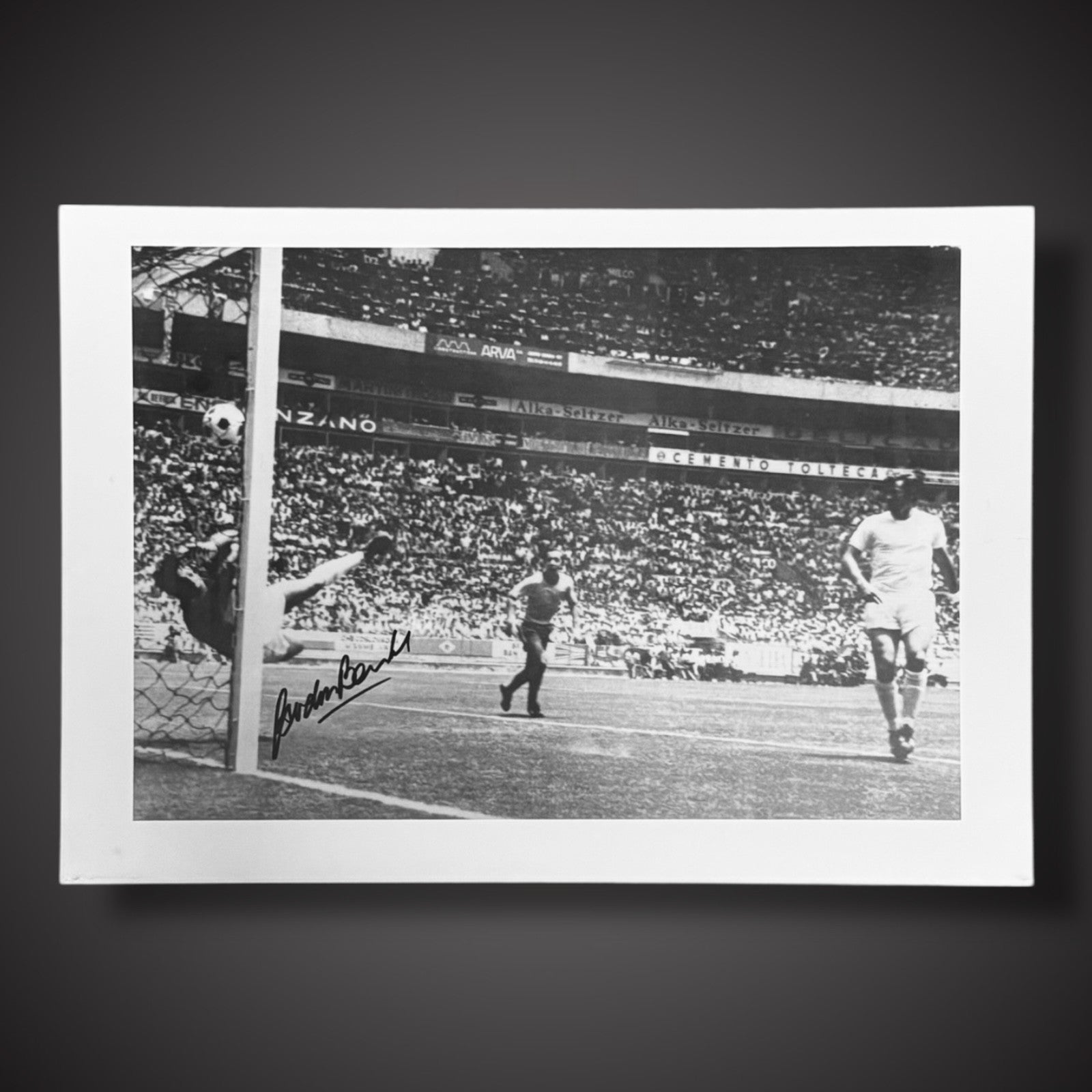 Gordon Banks Signed Photo- Greatest Save £25 16X230
