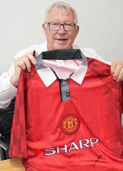 Framed Sir Alex Ferguson Hand Signed Manchester Untied Football Shirt £6942
