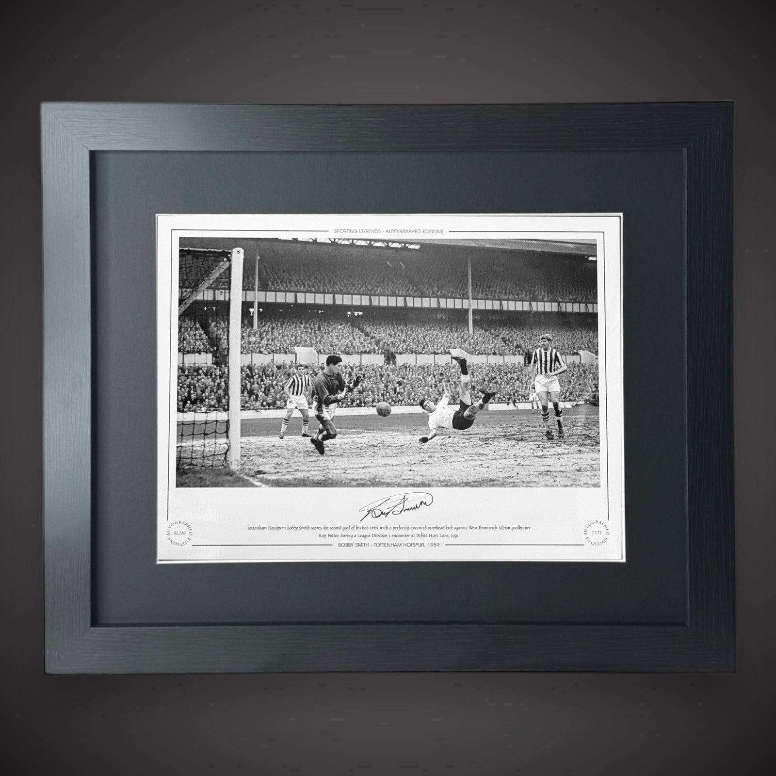 Framed Bobby Smith - TOTTENHAM HOTSPUR Signed Photo £39.99 16X200