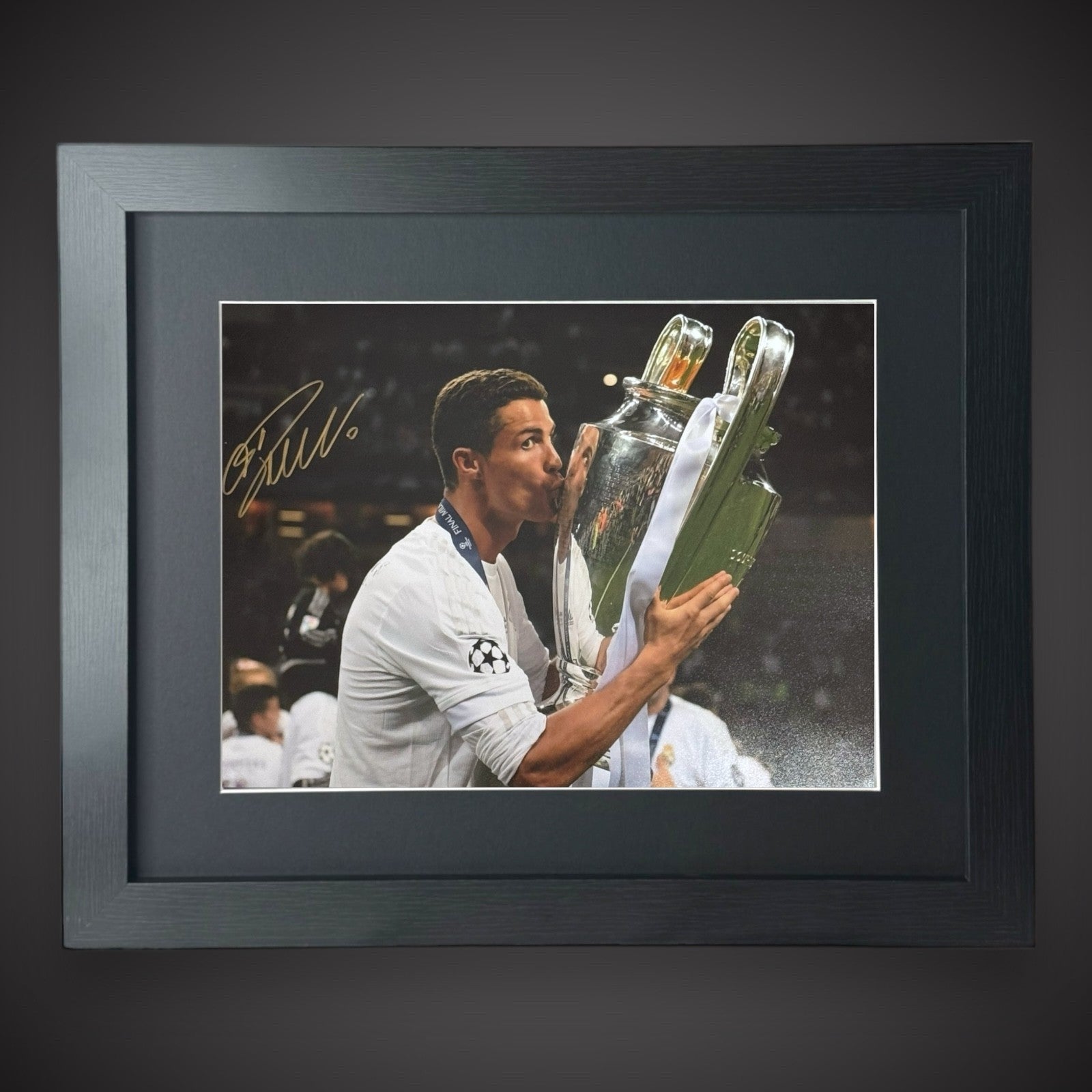 Framed Cristiano Ronaldo real madrid United Hand Signed Photo With COA £349.990