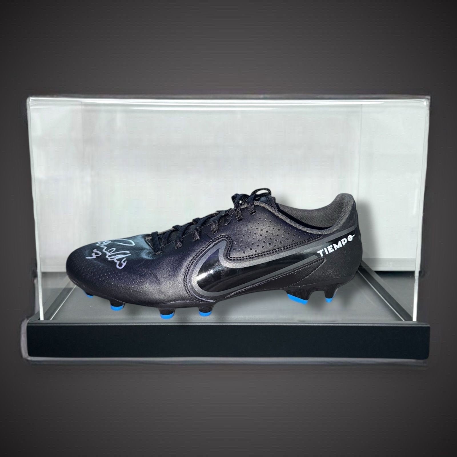 Ronaldo R9 Signed Football Boot With Beckett Sticker Authenticity In A Case £5000